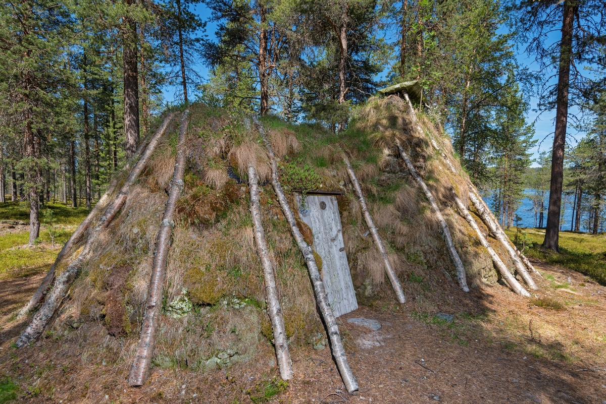 Bilder fra Blokkodden Villmarksmuseum ved Drevsjøen i Engerdal, Hedmark. Vintergamme. Gamme. Formidling av samisk kultur. Sørsamisk kultur.