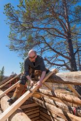 Arbeid med å sette opp buret på Daniel Mortenssons vinterbop