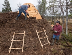 Bilde tatt i forbindelse med legging av torv på gamme. Fra g