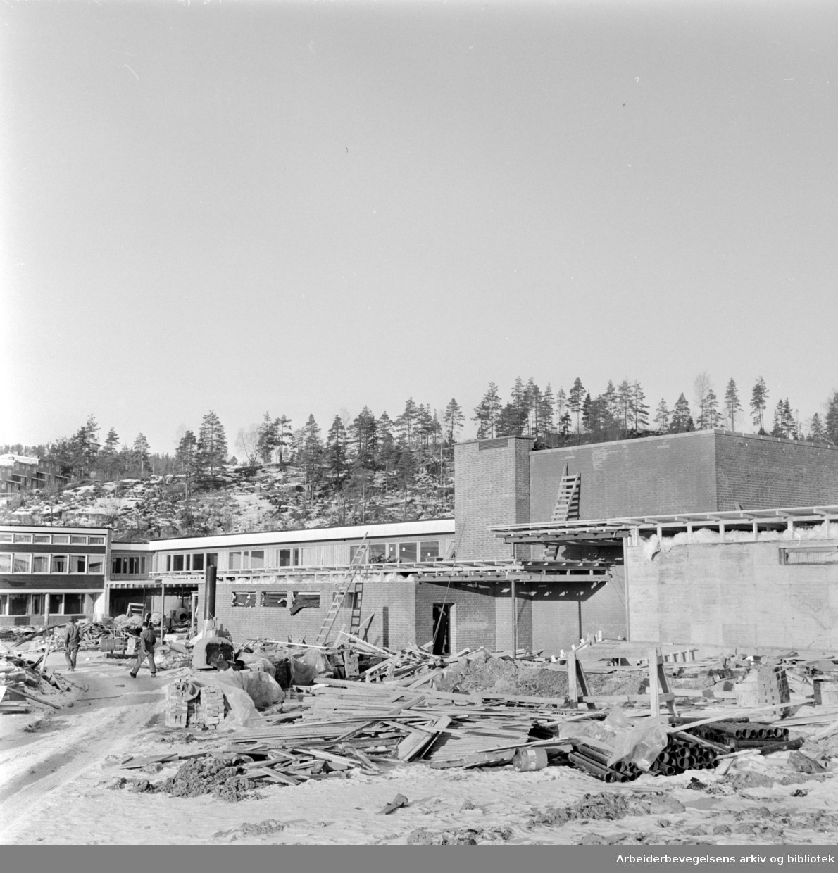 Rødtvet skole får plass til 1000 elever når utbyggingen er ferdig. Januar 1964