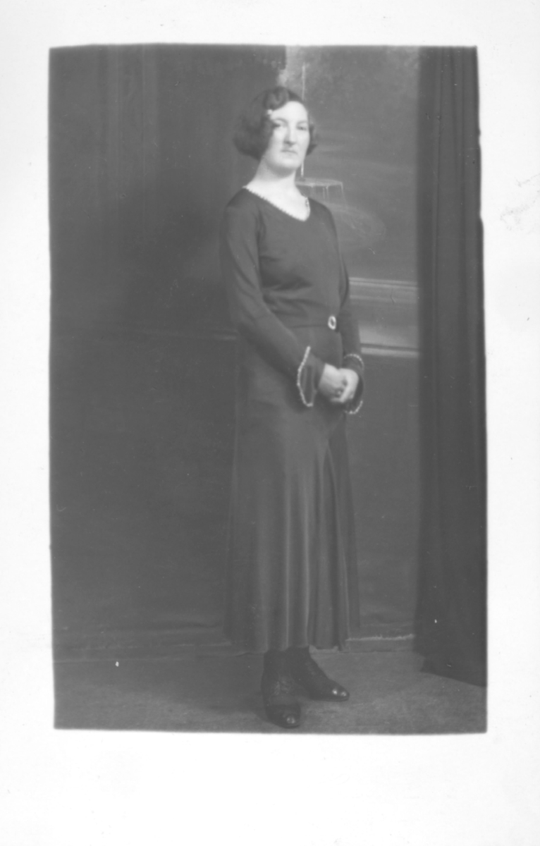 Album med portrettbilder. Albumet har tilhørt Aksel Konrad Mikkola og hans hustru Kathinka Marie, f. Mikkelsen. Det er nå i Solbjørg Mikkolas eie. Navnene til de portretterte er for en stor del ukjente, men mange er fra Neiden og Sør-Varanger. Kathinka kom opprinnelig fra Lofoten, og en del av bildene viser hennes familie i Nordland