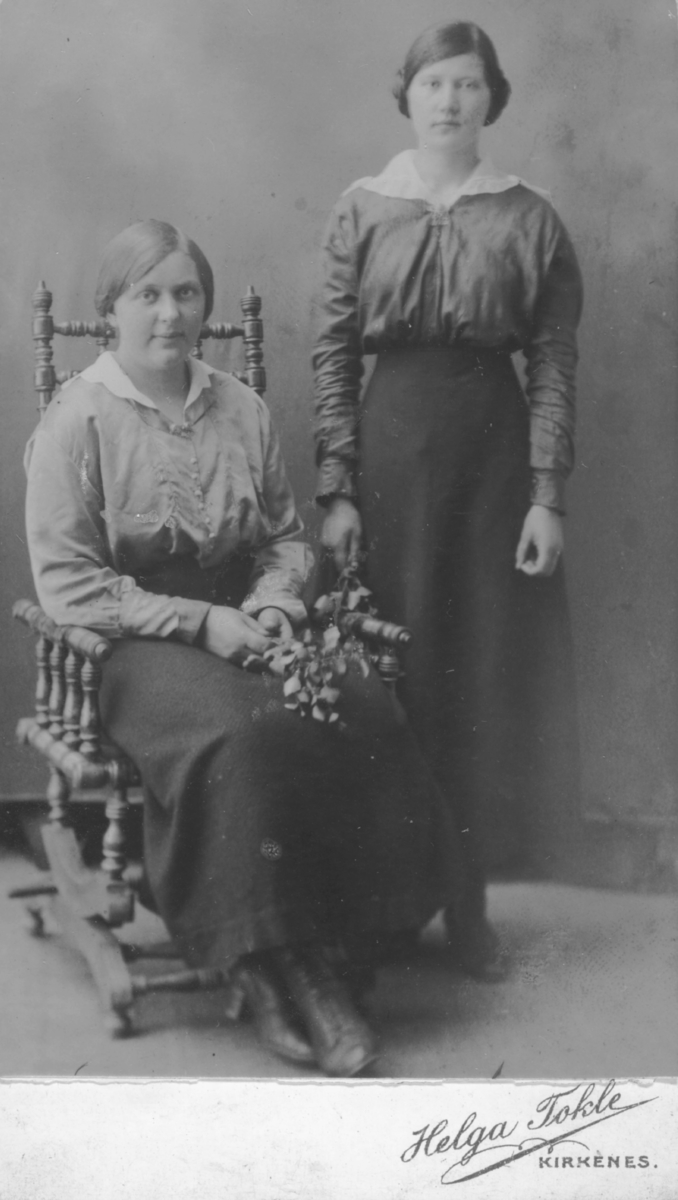 Album med portrettbilder. Albumet har tilhørt Aksel Konrad Mikkola og hans hustru Kathinka Marie, f. Mikkelsen. Det er nå i Solbjørg Mikkolas eie. Navnene til de portretterte er for en stor del ukjente, men mange er fra Neiden og Sør-Varanger. Kathinka kom opprinnelig fra Lofoten, og en del av bildene viser hennes familie i Nordland