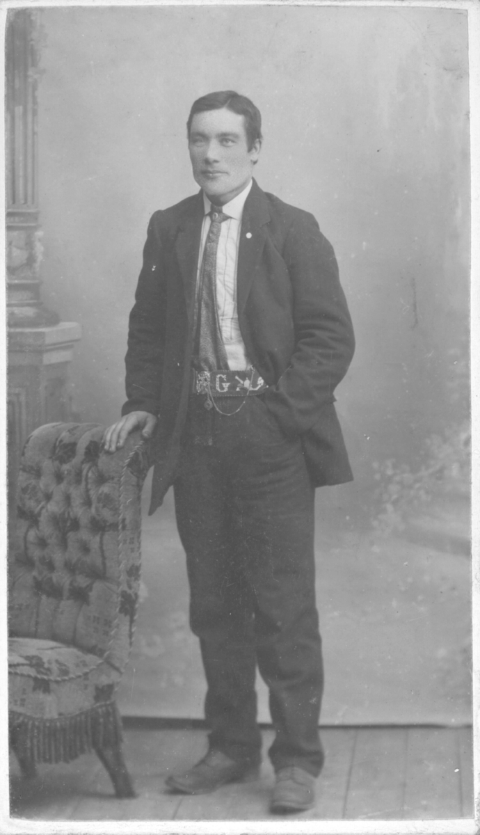 Album med portrettbilder. Albumet har tilhørt Aksel Konrad Mikkola og hans hustru Kathinka Marie, f. Mikkelsen. Det er nå i Solbjørg Mikkolas eie. Navnene til de portretterte er for en stor del ukjente, men mange er fra Neiden og Sør-Varanger. Kathinka kom opprinnelig fra Lofoten, og en del av bildene viser hennes familie i Nordland