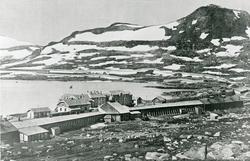 Finse Hotel og jernbanestasjon i juni måned 1920.