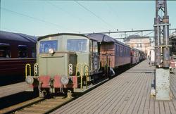 Skiftetraktor type Skd 220c skifter bort personvogn litra B2