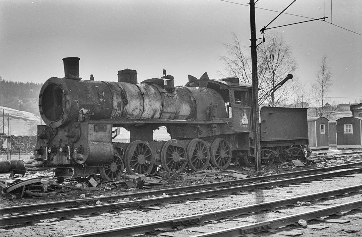 Utrangert damplokomotiv type 26c nr. 379 på Lillestrøm stasjon. Lokomotivet er under opphugging.