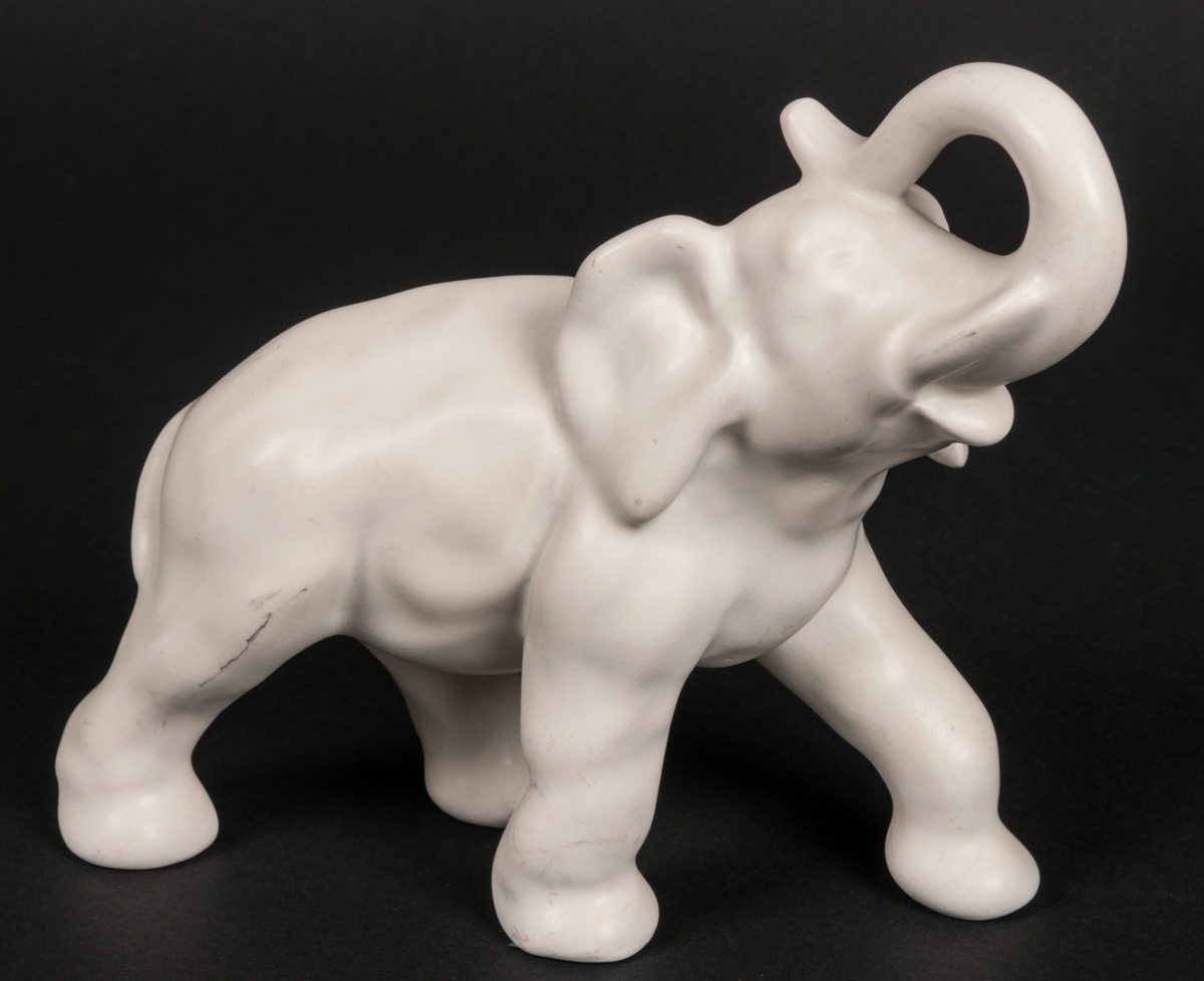 Figurin Bimbo, elefantfigur i flintgods, formgiven av modellör Ruben Wallström 1941.