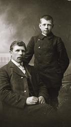 Atelierportrett av Daniel Rochmann f. 1880, med fostersønnen