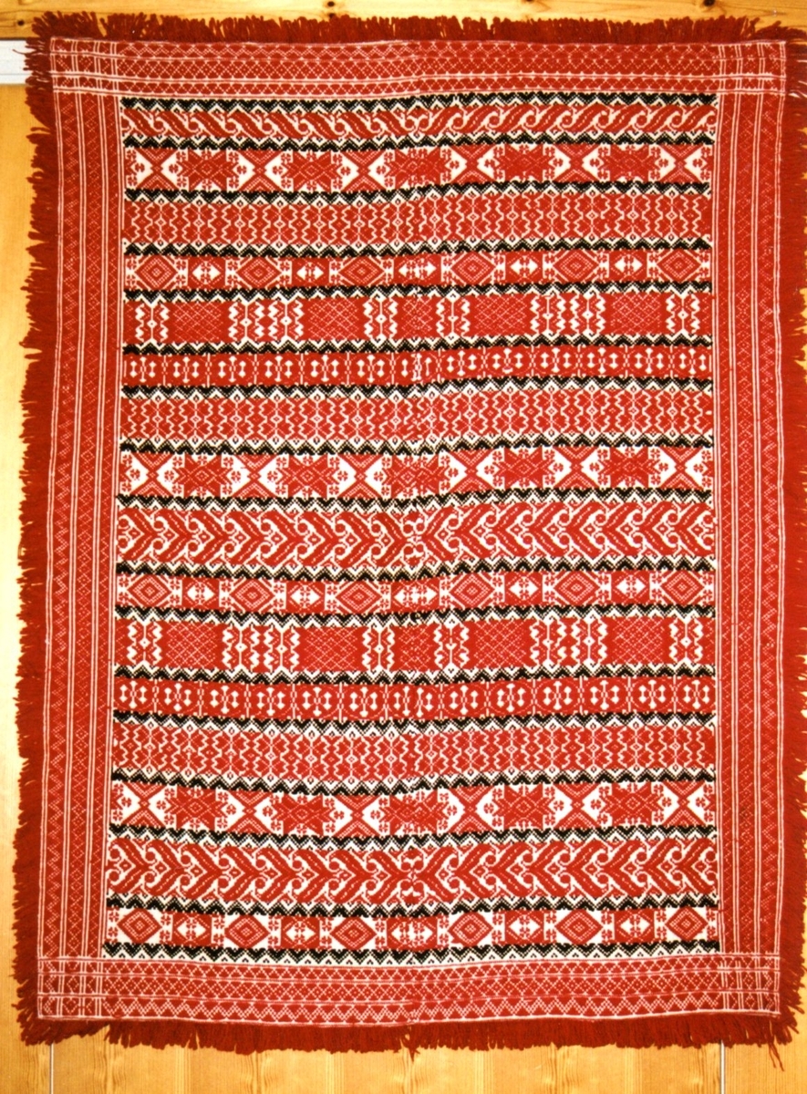 Kristnaåkle i skillbragd. Brukes rundt barnet på dåpsdagen.

Tilstand: Meget god.