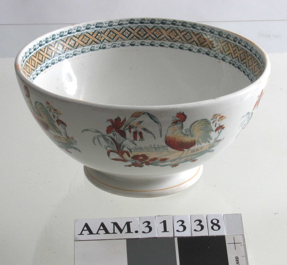 Hane, gress, blomster, gjerde