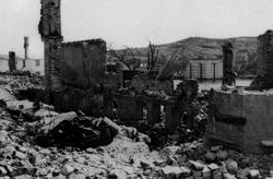 Vestre bydel, Storgata, i ruiner 1940. Vi ser over på Orset/