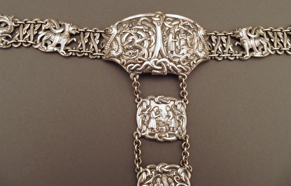 Konveks midtparti og seks plater med motiver fra historien om Sigurd Favnesbane. Forøvrig ranker, løver, drager og andre fantasidyr.