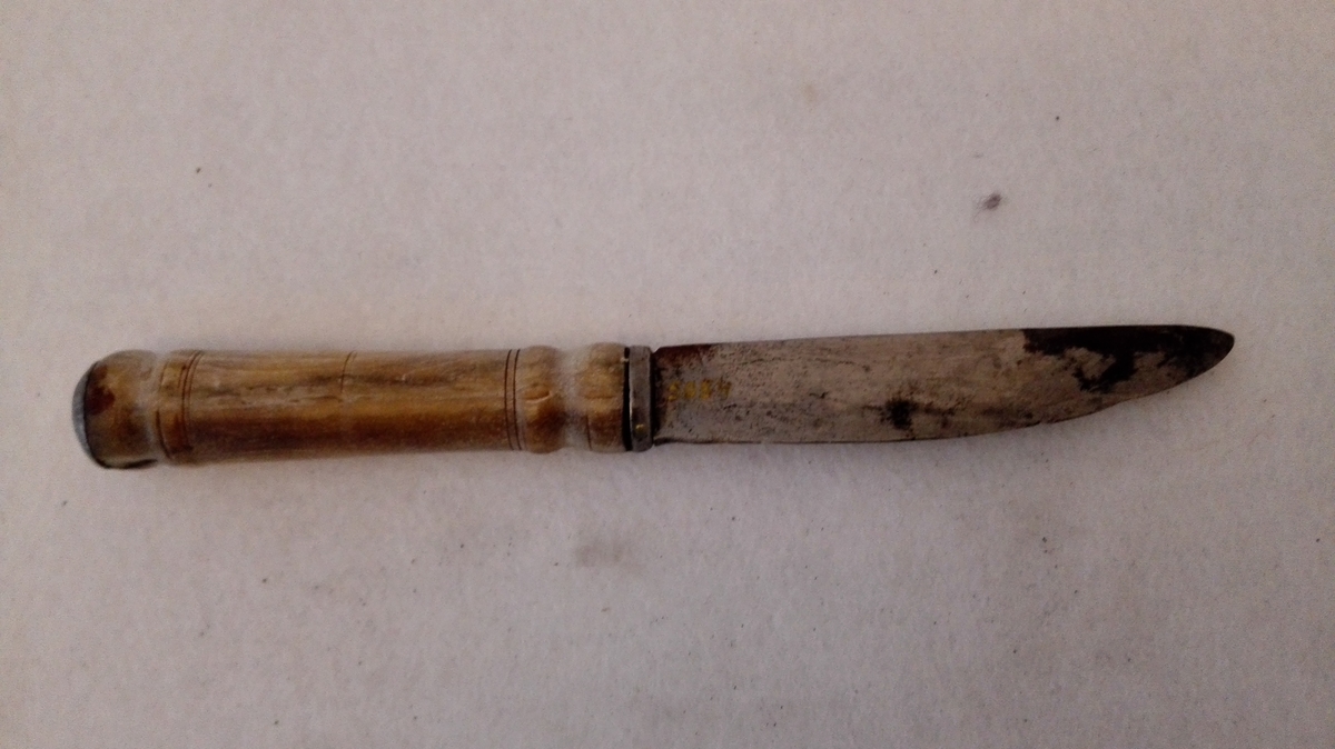 1 kniv.

Bordkniv med dreiet, 8,8 cm langt benskaft med jernholker i begge ender.
Gave fra gaardbruker Nils Stjernegjerdet, Feios.