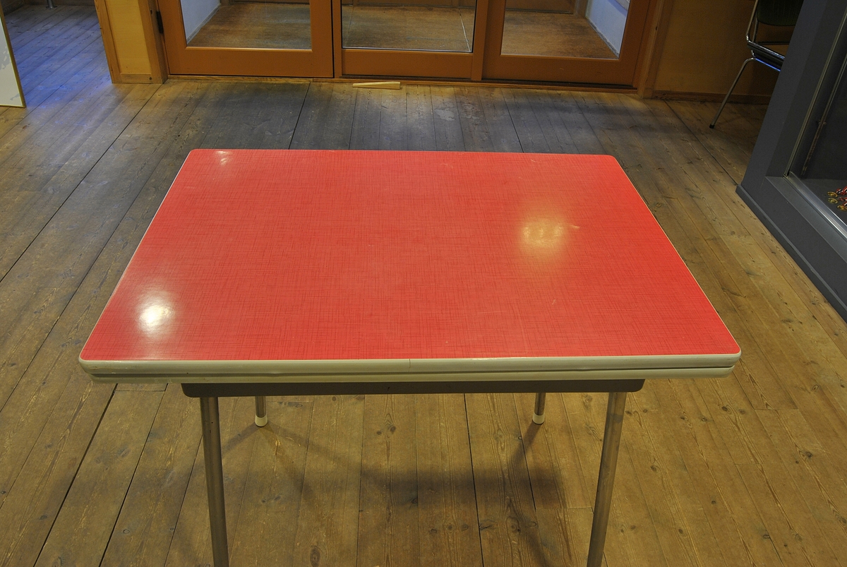 Rektangulært bord med to plater som kan dras ut for å forlenge.