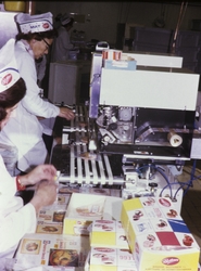 Pakking av kjøttpålegg på Bothnerfabrikken.