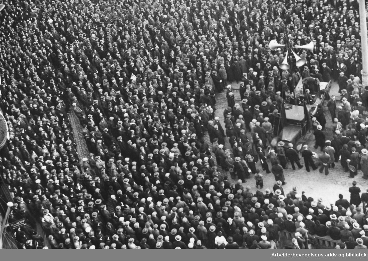 Rolf Forsberg taler foran Stortinget. Demonstrasjon mot arbeidsløshet og for Arbeiderpartiets kriseplan, 20. mars 1934.
