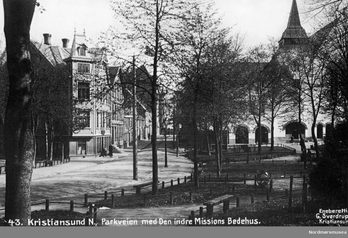 "43. Kristiansund N. Parkveien med Den indre Missions Bedehus- Eneberettiget G. Sverdrup. Kristiansund." Fra Nordmøre museums fotosamlinger.
