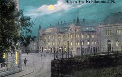 Fargelagt postkort med motiv fra torget på Kirkelandet i Kri