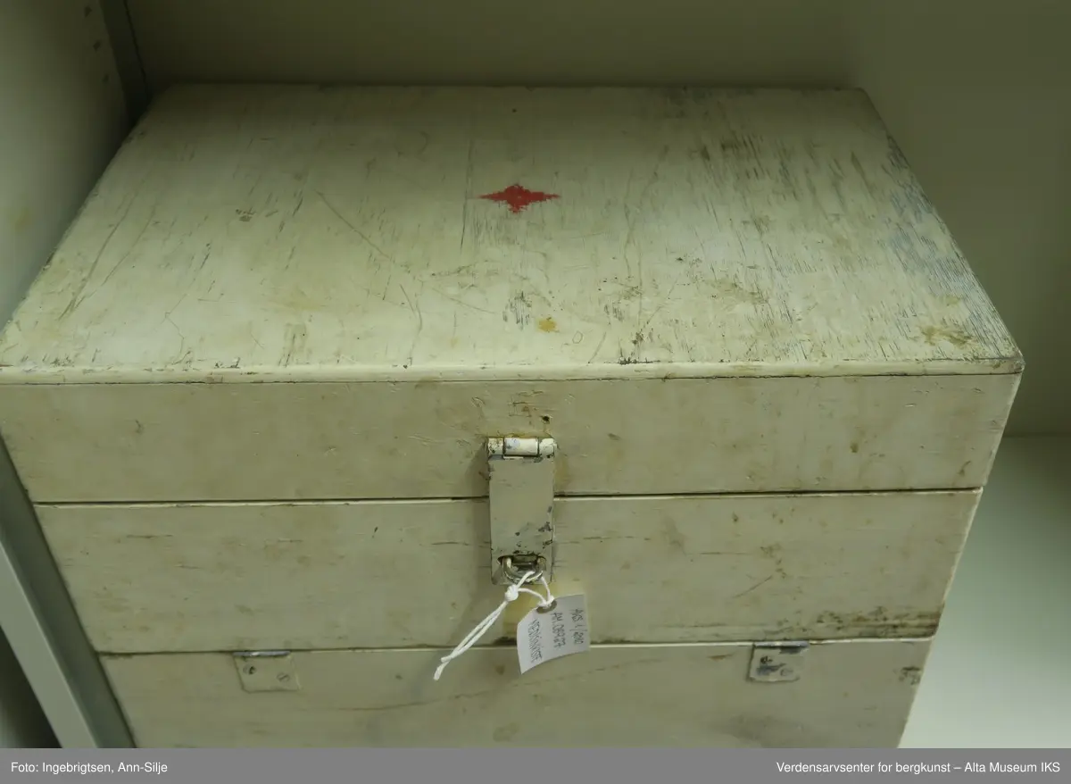 Stor hvit medisinkiste med innhold fordelt i flere rom. 
Nederste delen til høyre: Fingersmokker av skinn 3 stk, Triangelbind 2 stk, Hofte bandasje 1 stk, Enkelmannspakke, kjempe 5 stk, Steril Bomull pakke 5 stk.
Nederste delen i midten: Renset bomull sik-sak-pakning, Sterile Vaselinkompresser, Sterile Vaselinkompresser, Steril Vaselin, Original Record 5cc sprøyte.  Eske med sy-utstyr: Steril sprøyte, Sytråd Ruffani Seide, Sytråd Jeweha Hechtseide, Synåler, Glass med sterile synål og sytråd, Sprøyte med 2 nåler, Transalve, Benzokainsalve – Brannsalve, Frostalve, Zintyol	
Instrumentskål med instrumenter og tilbehør: Injeksjonsnåler, Termometer, Sikkerhetsnåler, Saks, Peang, Pinsett, Plastskje, Barberkniv, Skalpell, Sårhake, Nål, Pensel, Klemme, Dråpeteller, Glassrør, Sårklemmer, Skyllesprøyte, Øyeskjold, Øyesalve, Neglebørster, Hemorrhoidesalve, Gasbind pakke,
Bacimycin strøpulver. 
Nederste delen venstre: Suspensorium, Drikkekopp, Saltvannsampuller pakke, Gipsbind og
Cellona gipsbind.
Midtdelen: Sertifikat og kontrollbok for skipsmedisinutstyr, Hefte "Selvhjelp for fangstfolk og fiskere", 
Oljelerret, Efedrin nesedråper, Hostestillende tabletter, Morfintabletter, Opiumtabletter, Digitalistabletter, Sulfadiazintabletter, Kloramintabletter, Amycenpudder, Acetyllsalisylsyretabletter, Beroligende tabletter, Salisyltalkum, Tom flaske, Sulfadiazintabletter, Blyeddik med sprit, Øredråper, Natron, dobbelt kullsurt, Kamferdråper, Engelsk salt, Sammensatte B-vitaminer, Stoppende tabletter, Kulltabletter, Xylocan exadrin, Avførende piller, Sulfadiazintabletter, Vitamin-c-tabletter, Conradi`s koleradråper, Kokusfett, Medisinglass, Borsyretabletter, Borsyre, Benzylbenzoatoppløsning, Kloroformolje, Aureomycin hydrochloride, Kløestillende vask, Hostsirup, Globoid, Lakserolje, Smertestillende tabletter, Formaldehydsåpe oppløsning, Penticid pudder, Bacimycin strøpulver, Procapenicilin, Solbrille, Toxin sprøytemiddel, Kalciumhypokloritt, Thiemanns katetere, Cloraethyl Dr. Thilo, Termometer, Morphini hydrochloridum, Klorpromazin (Dumex). 
Øverste delen til høyre: Enkeltmannspakke stor, Gas / Sterile kompresser,Tynt Oljelerret.
Øverste delen til venstre: Sterilisert gas, Plaster / Kvikkforbinding, Sterilisert gas, Plaster, Gasbind, Enkeltmannspakke, liten.