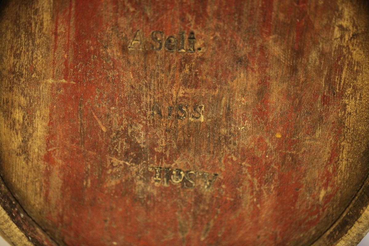 Lagget med 2 gjorder, men den øverste er borte. Bevegelig tverrhank med tretapper, to ører og innfelt bunn. Formen er rund, sylinderformet, uten lokk eller ben. Har vært påmalt rød farge. Brukt til melk.