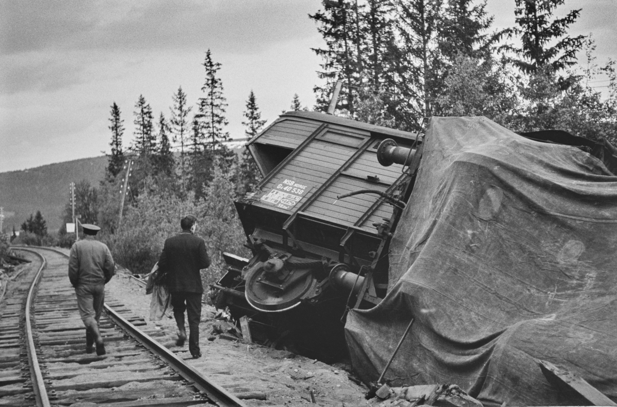 Avsporing mellom Stensli og Haltdalen stasjoner på Rørosbanen 16.06.1965. Et damplokomotiv type 63a nr. 5113 og to godsvogner sporet av. Damplokomotivet veltet og ble hugget på stedet.