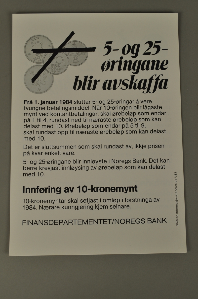 Informasjonsplakat fra Posten: 5- og 25 øringene blir avskaffet fra 1.1.84. Tikronemynyen innføres i førtningen av 1984. Bokmål og nynorsk.