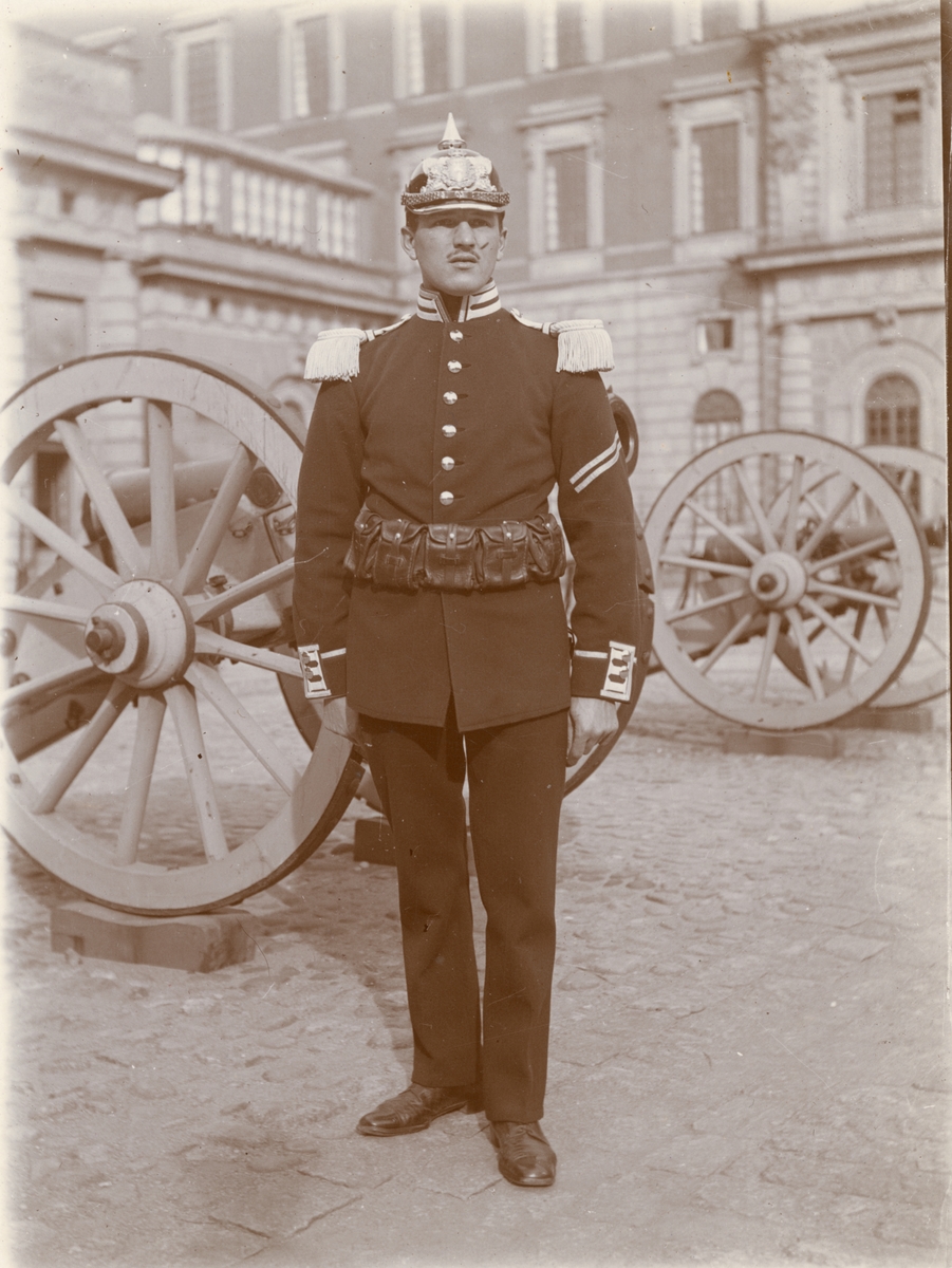 Soldat vid Göta livgarde I 2 utanför Stockholm slott.
