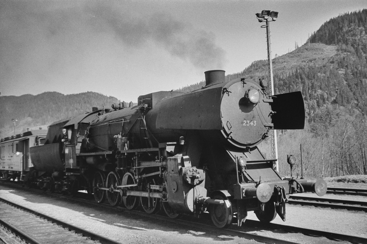 Tog med vogner lastet med pukk på Støren stasjon. Toget er underveis til Dovrebanen. Toget trekkes av damplokomotiv type 63a nr. 2343.