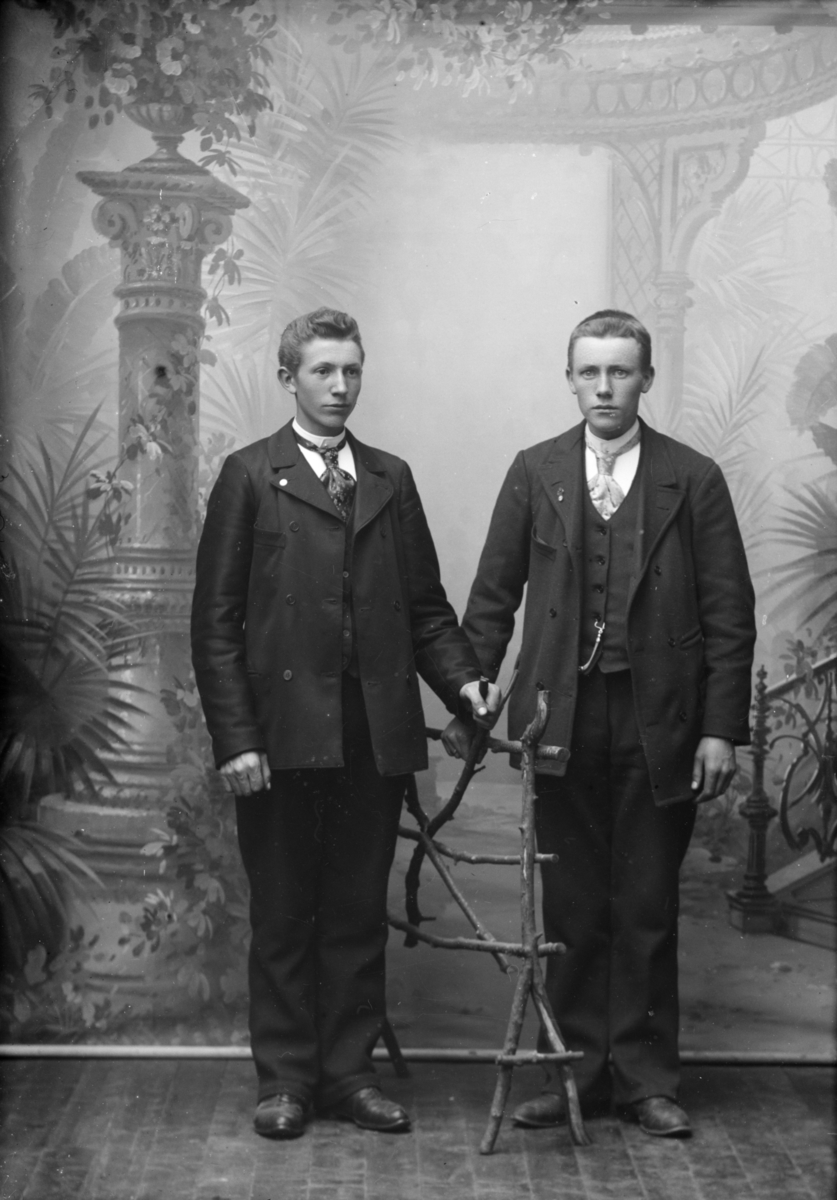 Portrett av H. J. Haugen til venstre, Ole E. Hagen til høyre