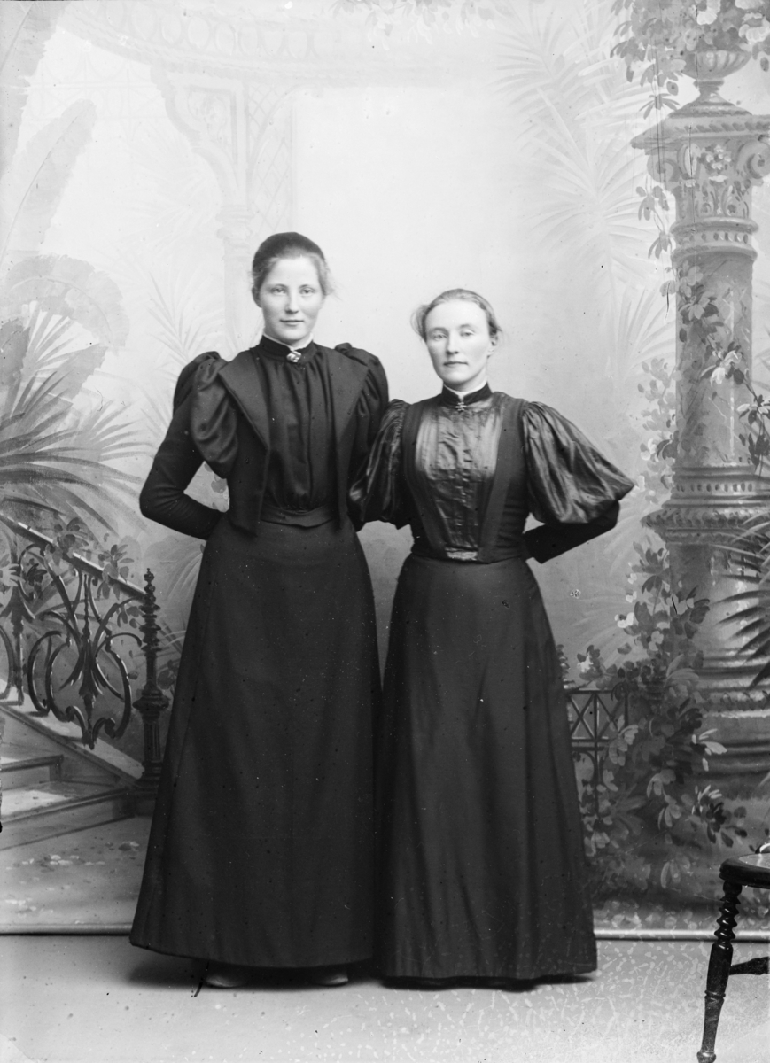 Portrett av Gina Olsen til venstre, Karen Olsen til høyre