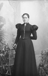 Portrett. Kvinne. Helfigur. Karoline Thorsen