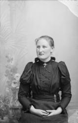 Portrett. Ung kvinne. Brystbilde. Mathea Skabo