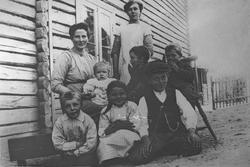 Gruppebilde, Berthe Moens gruppe, to kvinner, seks barn