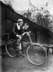sykkel med racerstyre, gutter ca 1900. Samlingen har tillhør