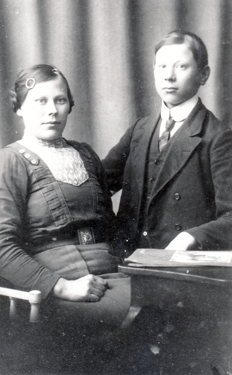 Atelierportrett av Agnethe og Johan Sørli 1915.