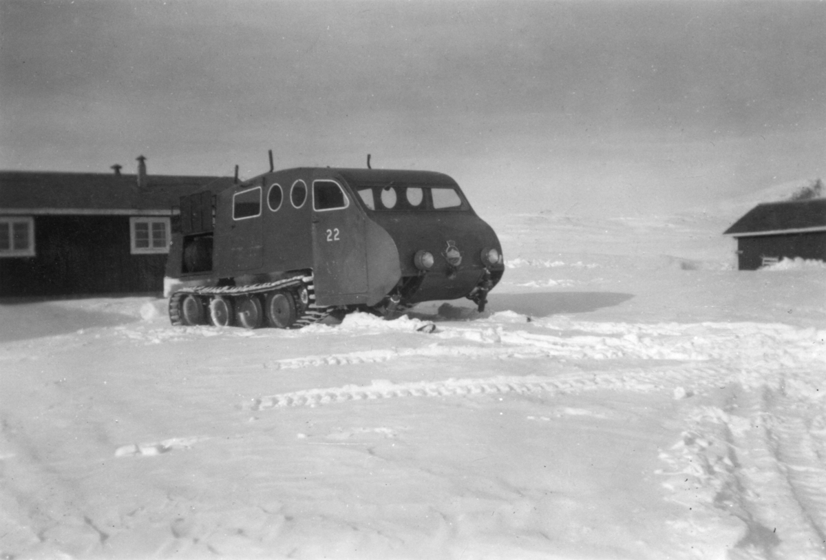 Bildet av E-15822 Ford 1944 mod. registrert 01.02.47 er tatt utenfor Kjølabu Turisthytte i påsken 1963.