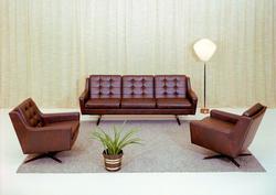 Salong. Sofa og lenestolar/svingstolar.