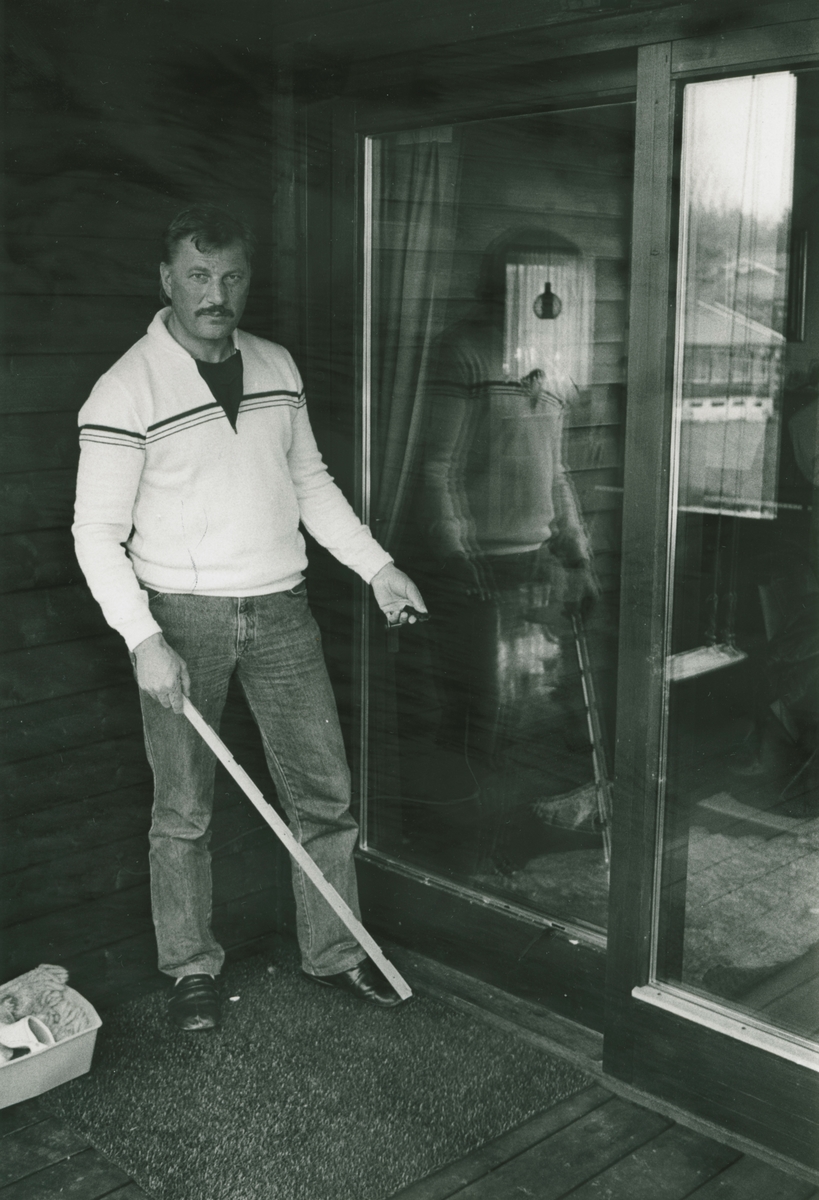 Huset til familien Rustad i Våglia ble gjennomsøkt av en innbruddstyv. Tyven fakken, men sluppet ut igjen med en gang.
Bilder bestikk, familien Rustads hus og medlemmer av familien.