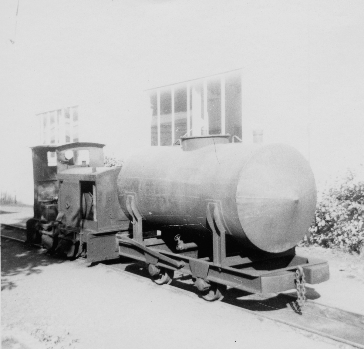 Tankvogn og diesellok på Rekefjordbanen.