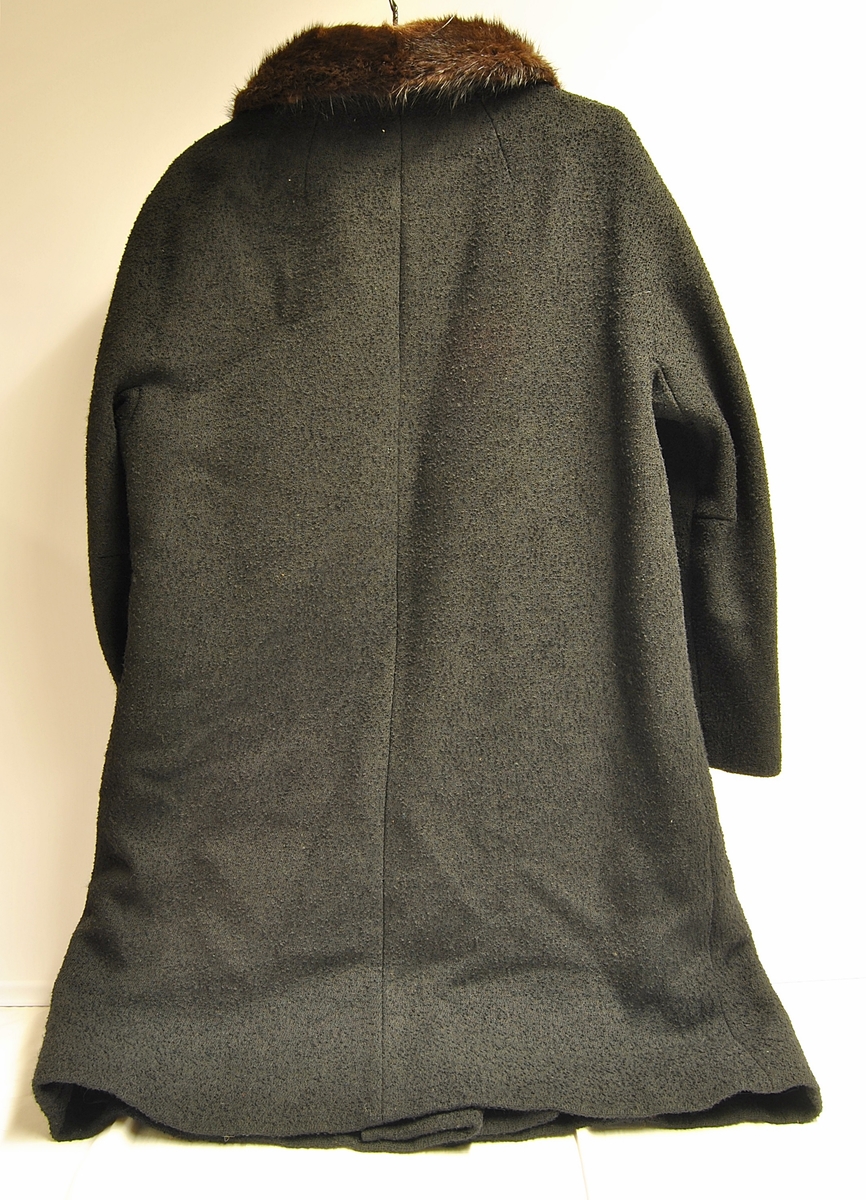 Rektangulær i formen. Pelskrage.