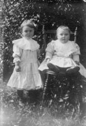 Portrett av barna Olga og Bjarne Misund