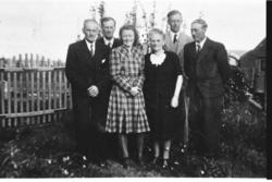 Gruppebilde av,framme frå v.Even Liahagen,Margit Liahagen,Gu