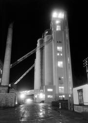 Nattbilde av kornsilo ved I. C. Piene & Søn i Buvika