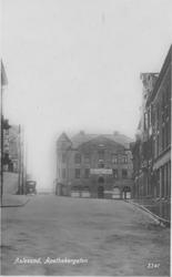 Brunholmen / Apotekergata, sett fra Brosundet mot nord, 1897