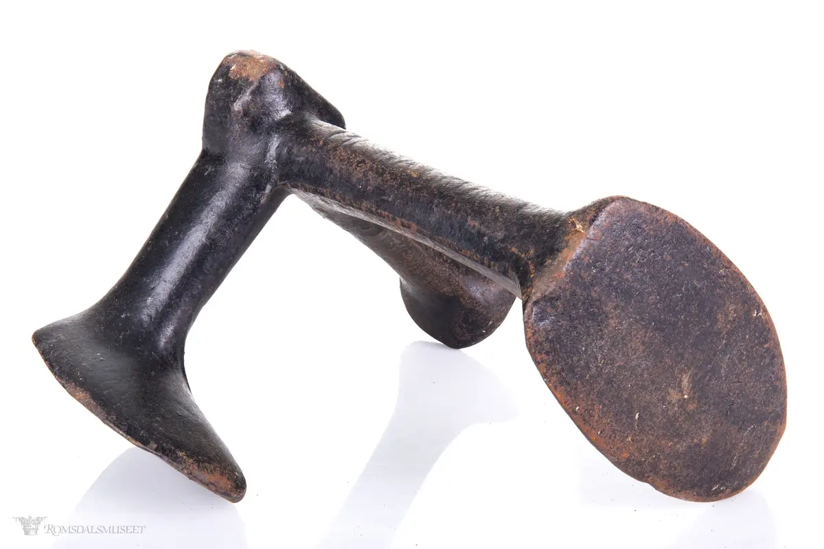 Skomakerlest i jern med tre ulike lester.