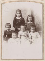 Studioportrett av seks unger.