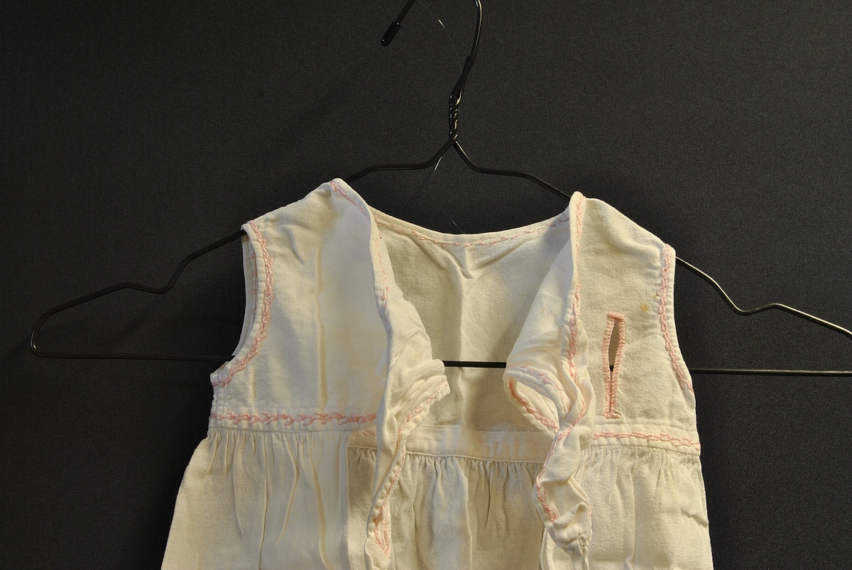 Avlang i formen. Åpen nede og bak, knytinger bak.