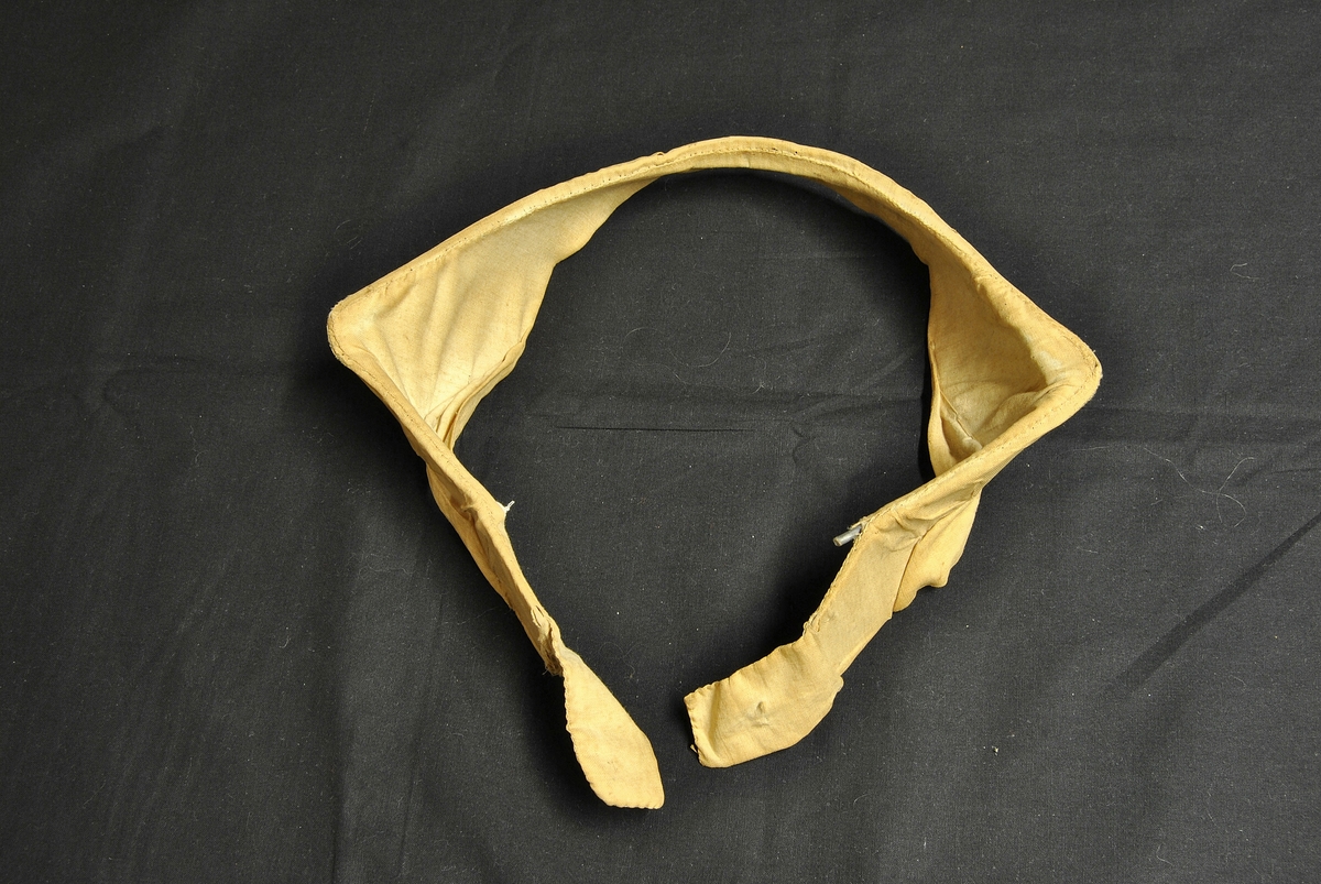 Rund form. Gulnet og formen er ødelagt. Lukkes med hempe i front.