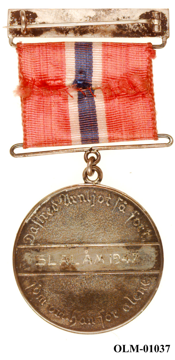 Inneholder 101 merker, pins og  medaljer.
Guttorm Berge tok tilbake samlingen 21.mai 1996.-notert i aksesjonsboken.