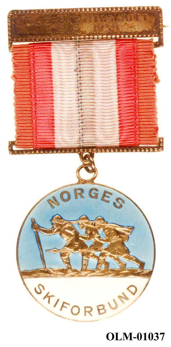 Inneholder 101 merker, pins og  medaljer.
Guttorm Berge tok tilbake samlingen 21.mai 1996.-notert i aksesjonsboken.